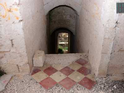 Per terra il monopolio della polvere viene per un attimo spezzato dalla presenza di una manciata di vecchie mattonelle bianche e rosse miracolosamente intatte